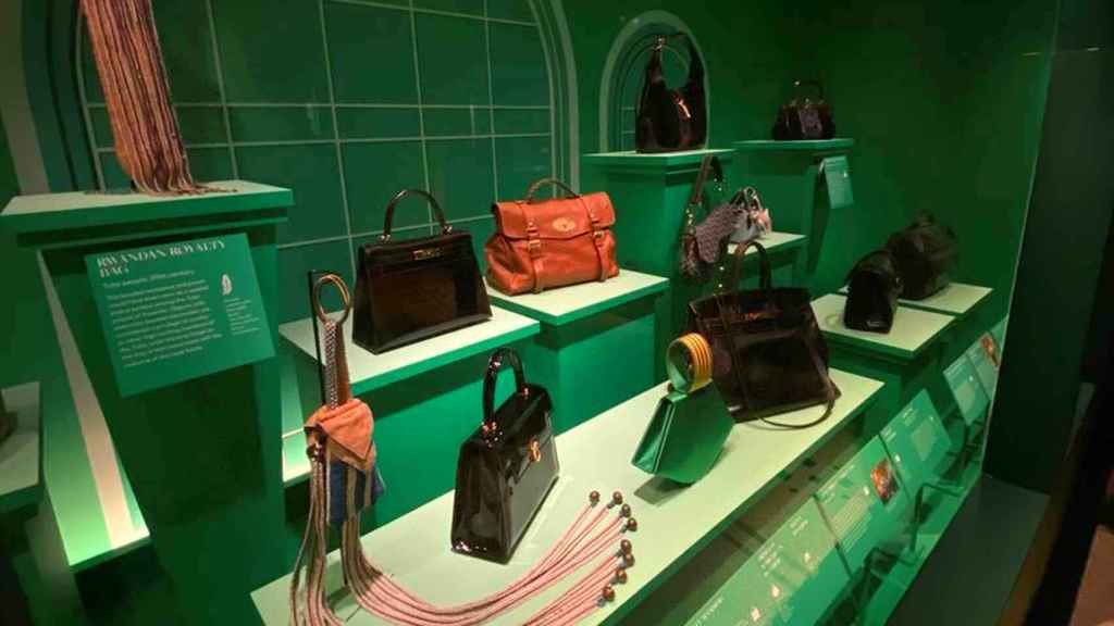 Londres homenajea al bolso, el accesorio con más historia de la moda.