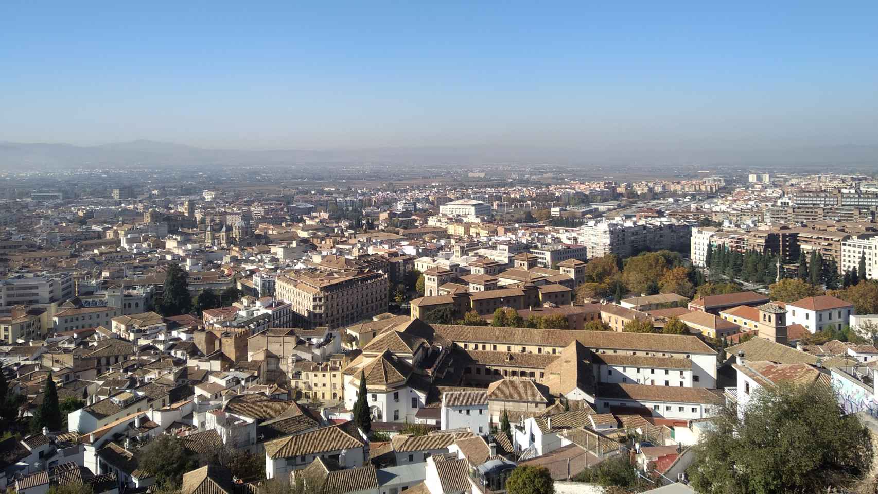 Una vista panorámica de Granada desde el Barrio del Albaicín.
