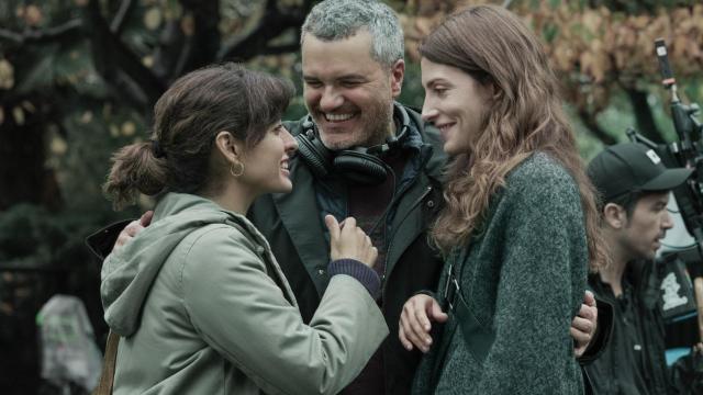 Carlos Montero junto a Inma Cuesta y Bárbara Lennie (Netflix)