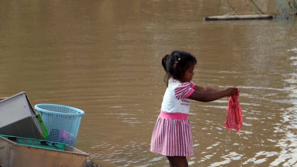 Una niña damnificada por las tormentas tropicales Eta y Iota.