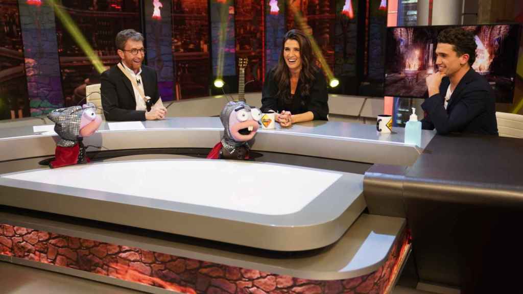 Jaime Lorente y Elia Galera junto a Pablo Motos en 'El Hormiguero'.