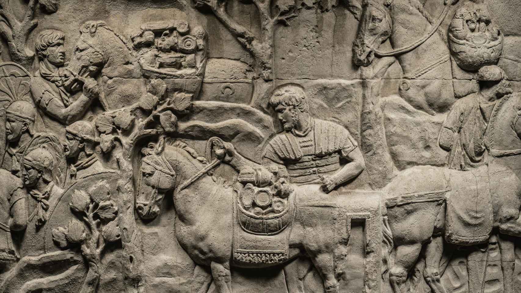 Detalle de la Columna Trajana en la que se representa a soldados romanos cargando animales después de conquistar Dacia en el siglo II.