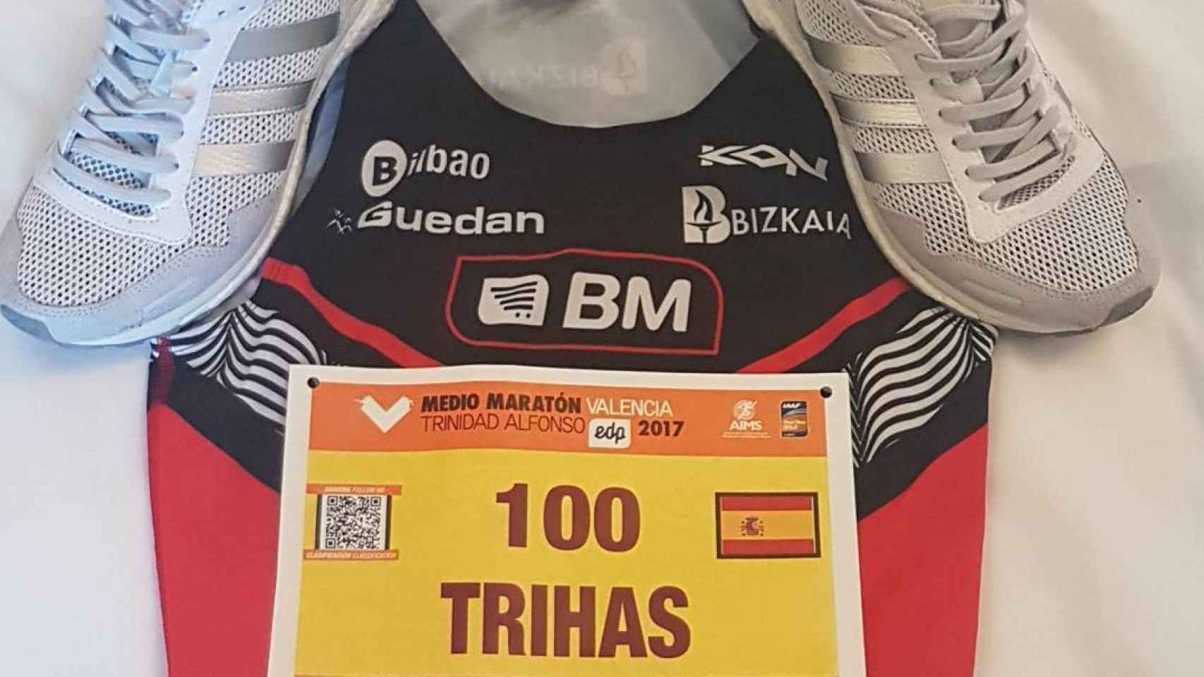 Dorsal de Trihas Gebre con la bandera española para la maratón de Valencia