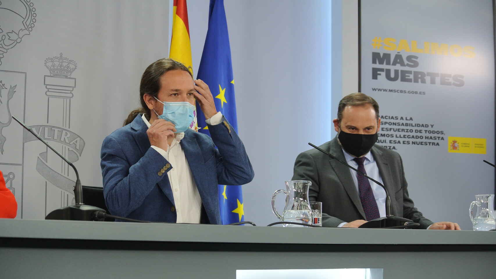 Pablo Iglesias, vicepresidente segundo, y José Luis Ábalos, ministro de Transportes, en la sala de prensa de Moncloa.