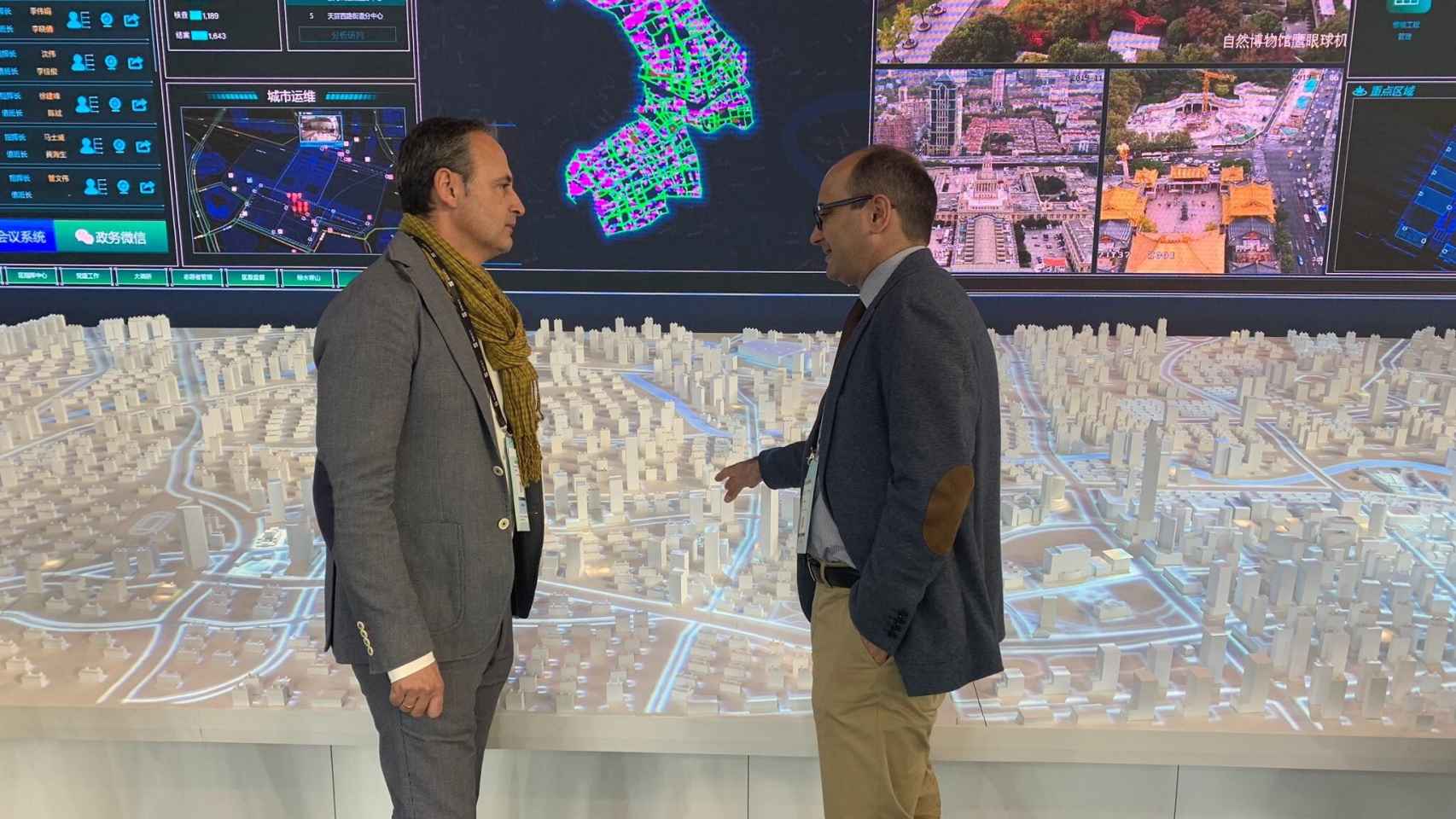 El consejero de Presidencia y Hacienda, Javier Celdrán, y el director general de Estrategia y Transformación Digital, Joaquín Gómez, durante una visita a un centro de tecnologías avanzadas 'smart city'.