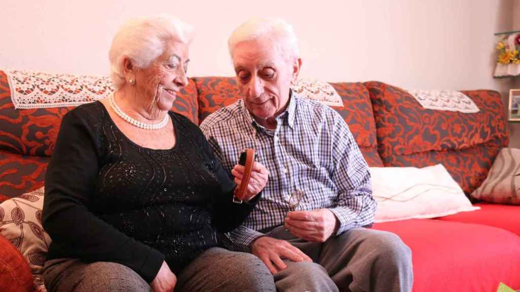 Dos personas mayores, con un dispositivo de Neki. Foto: Neki.