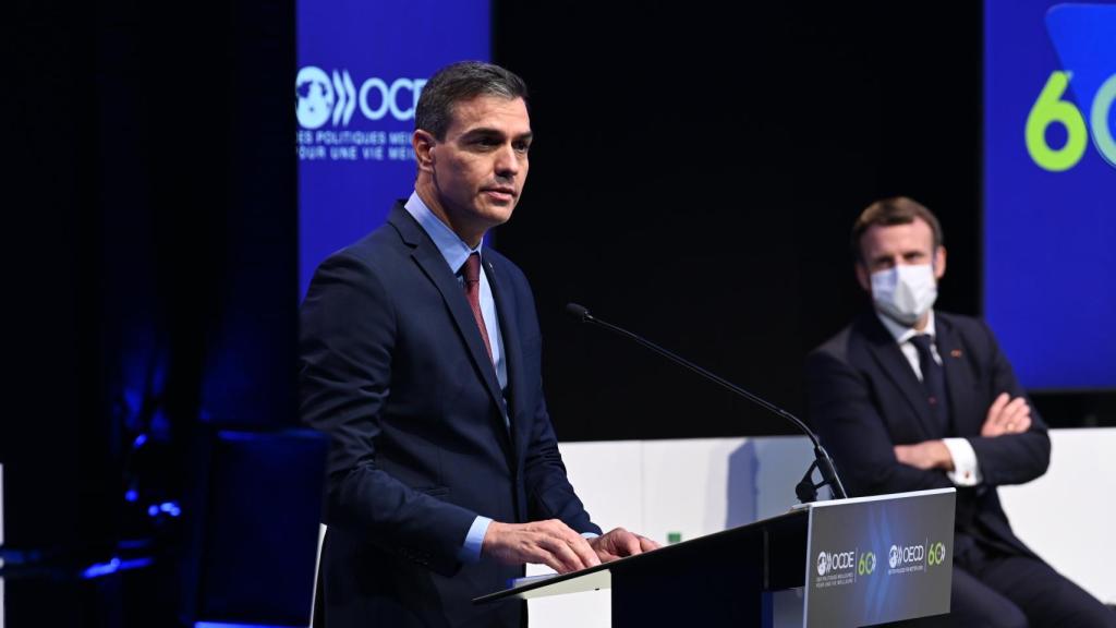 Pedro Sánchez, ante Emmanuel Macron, en el 60º aniversario de la OCDE, en París.
