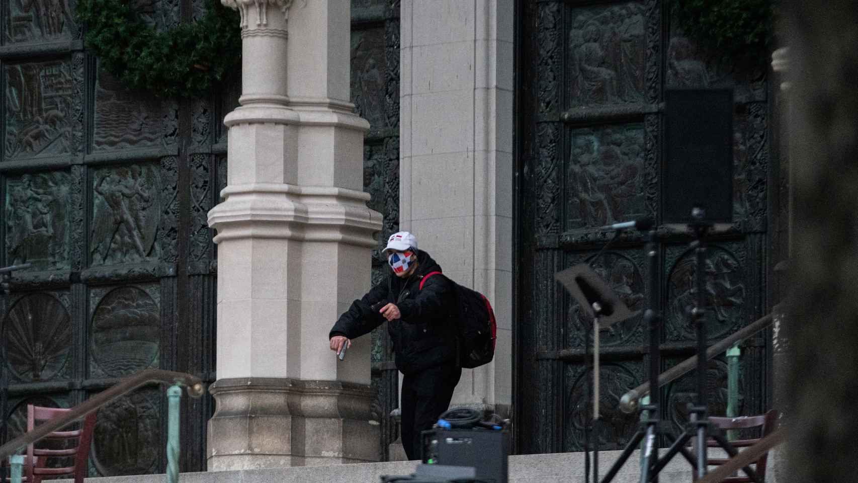 El tirador, con dos pistolas en sus manos, a las puertas de la iglesia San Juan el Divino, en Nueva York.