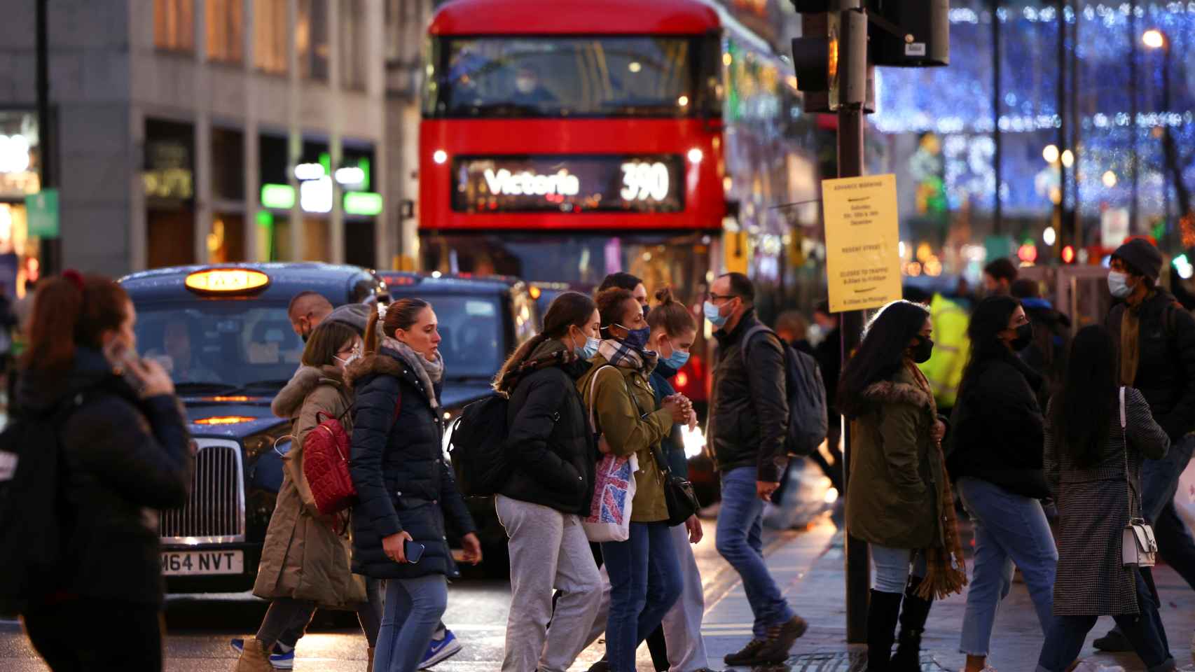 Gente caminando por la calle de Oxford Street en Londres.