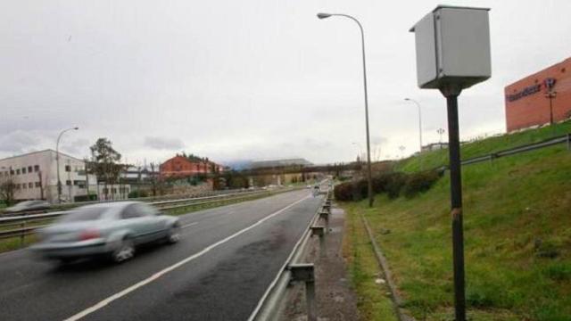 Un radar midiendo la velocidad de los vehículos que circulan.