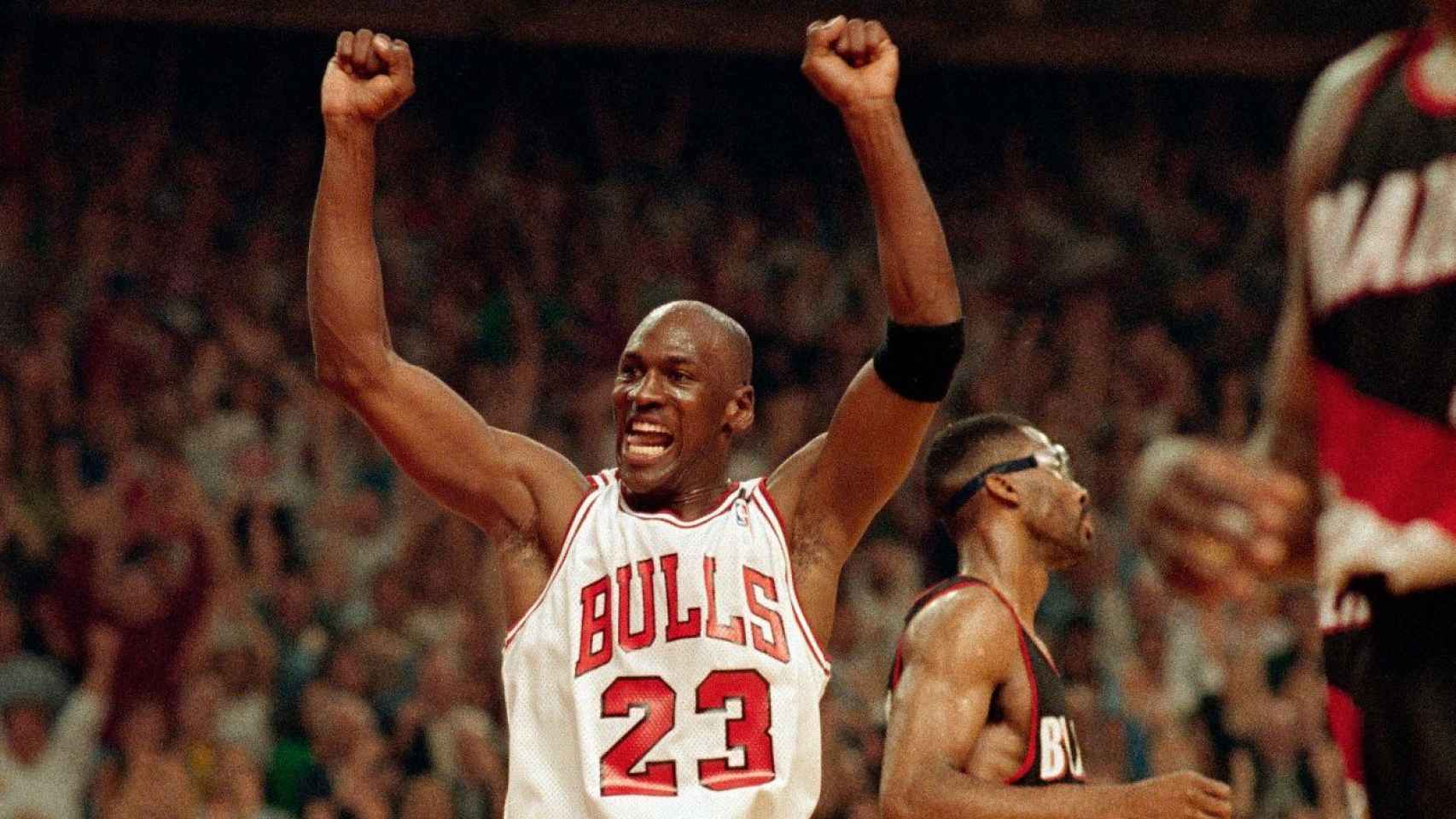 Michael jordan celebrando un triunfo más en los Bulls.