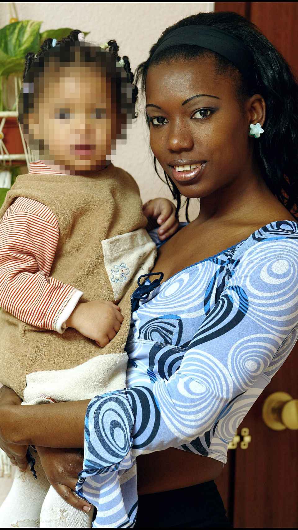 Denia Apolinar junto a su hija Naomi en 2002.