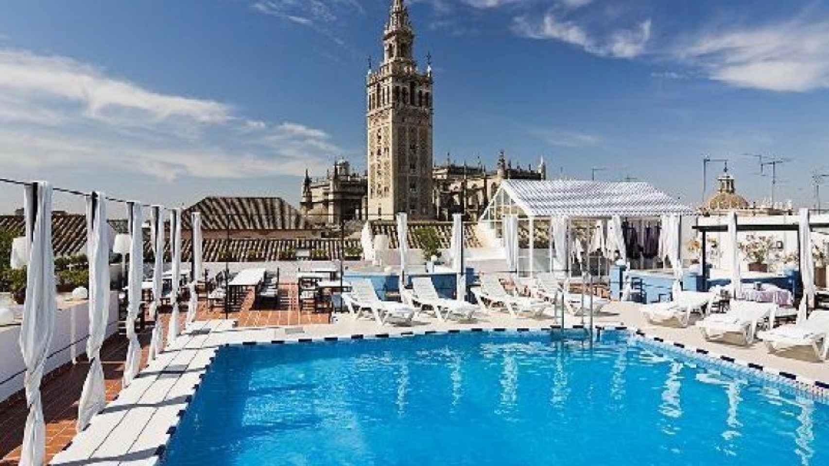 Piscina en la terraza del Hotel Seises Sevilla de Marriott International.
