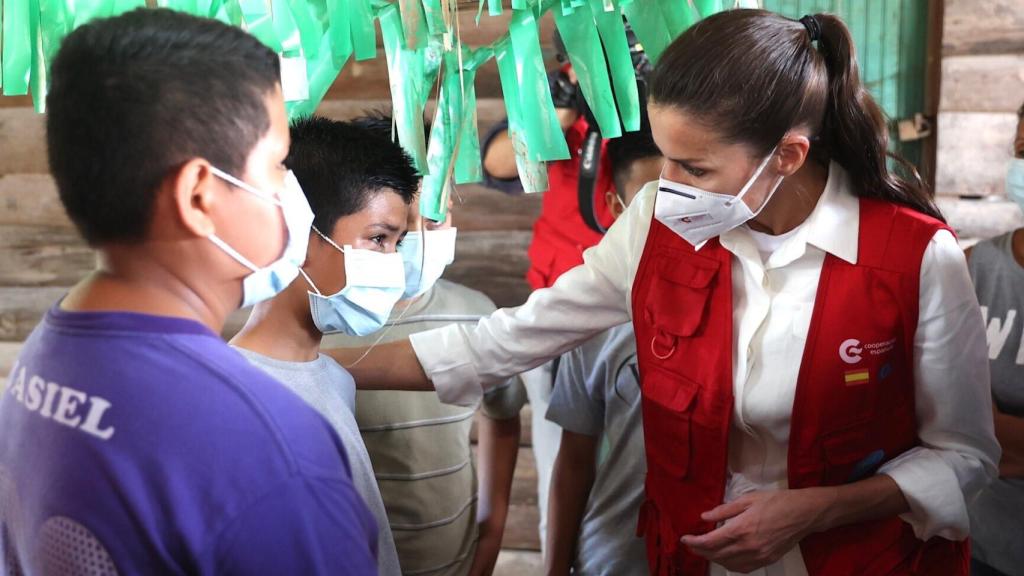 Encuentro de la Reina con alumnos del Centro de Educación Básica Oswaldo López de Arellano, en el que se desarrollará por parte de la cooperación un proyecto de reconstrucción y transformación educativa.