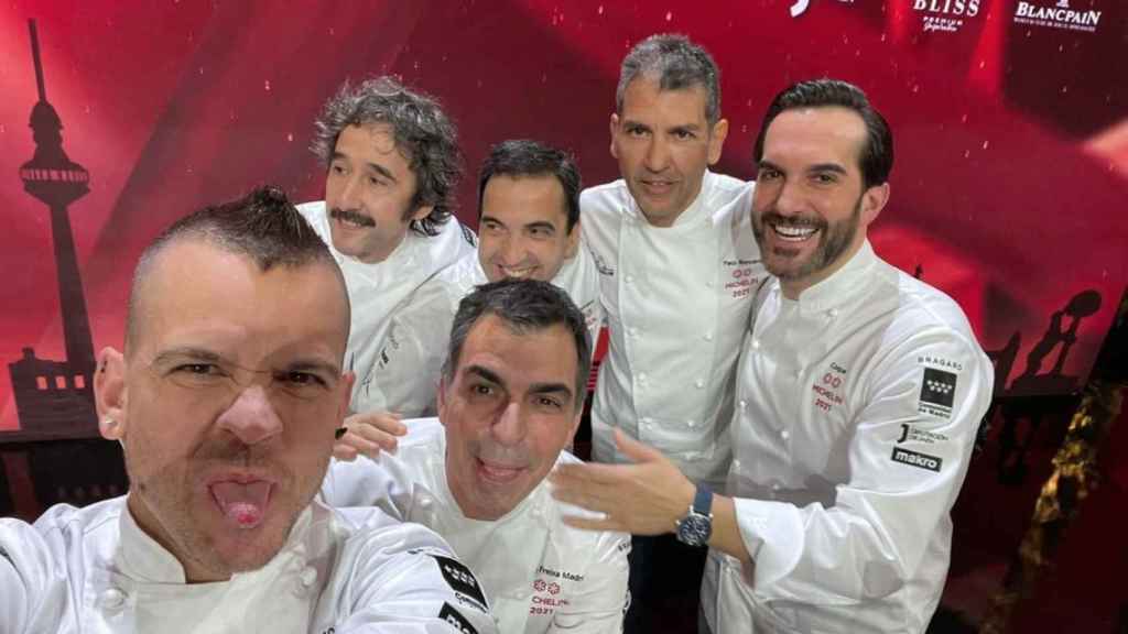Dabiz Muñoz haciéndose un selfie con otros chefs españoles galardonados por la Guía Michelín.