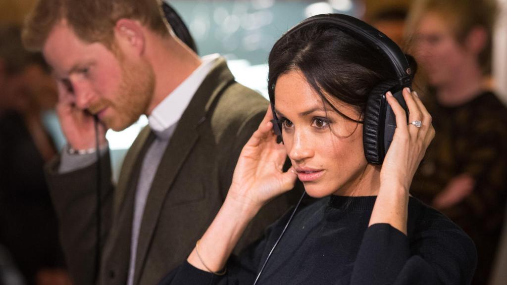 Los duques de Sussex durante su visita a una radio londinense.