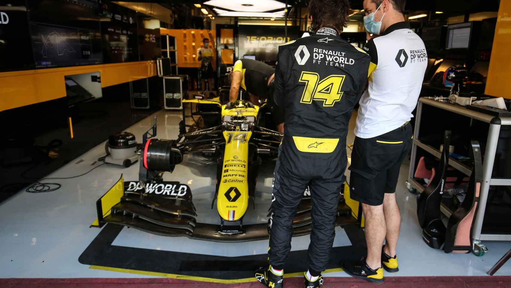 Fernando Alonso tiene una charla con un ingeniero de Renault