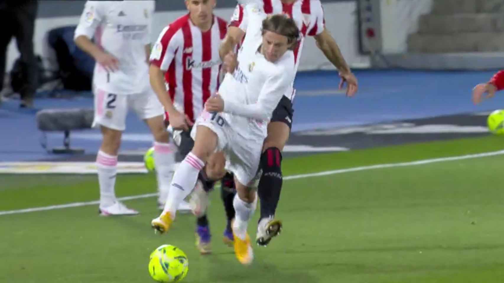 Raúl García expulsado por doble amarilla ante el Real Madrid