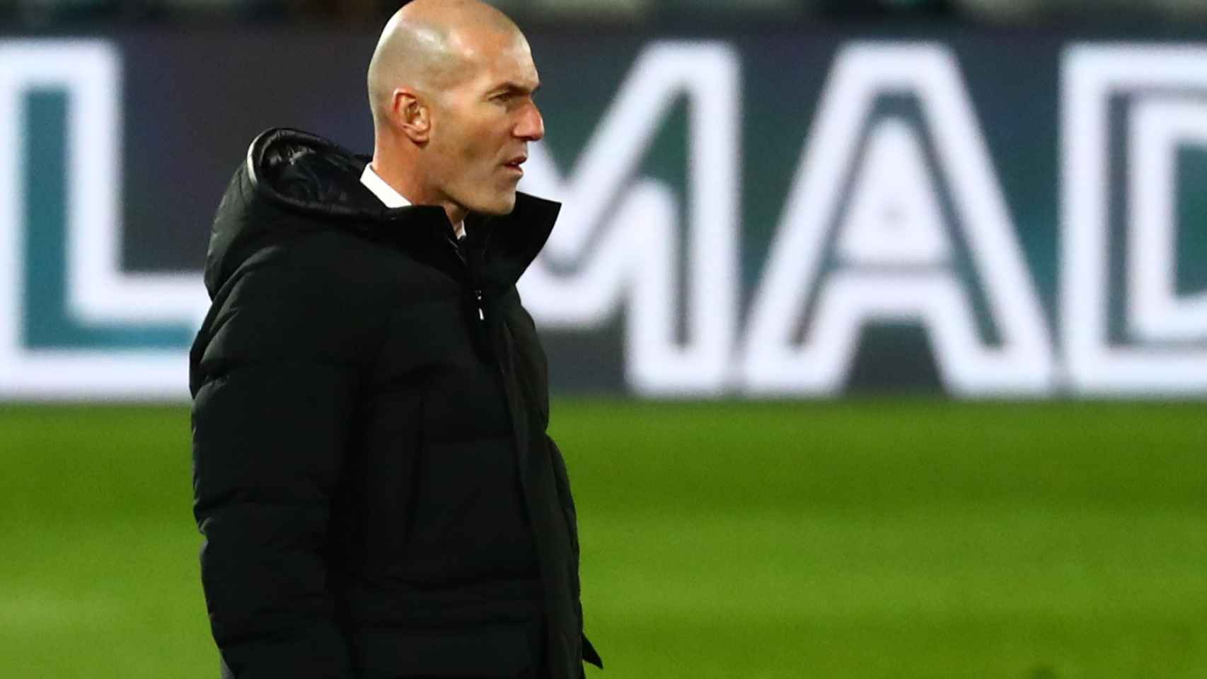 Zinedine Zidane sigue los movimientos de los jugadores del Real Madrid desde la banda