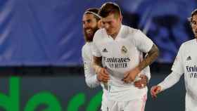 Sergio Ramos felicita a Toni Kroos por su gol en el Real Madrid - Athletic de La Liga