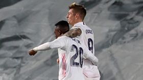 Kroos y Vinicius celebran el gol del alemán en el Di Stéfano