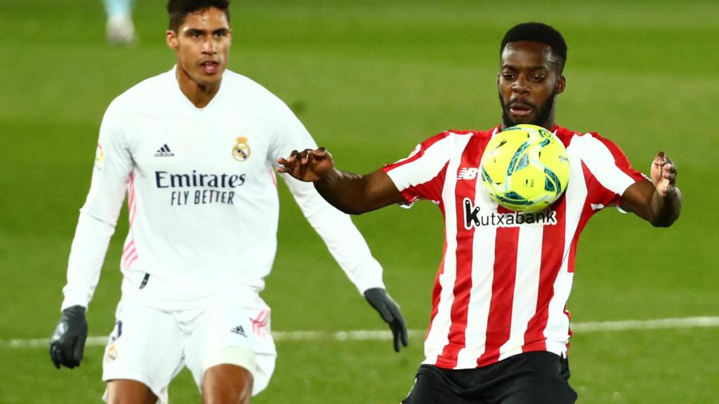 Varane ante Iñaki Williams, en el Real Madrid - Athletic de La Liga