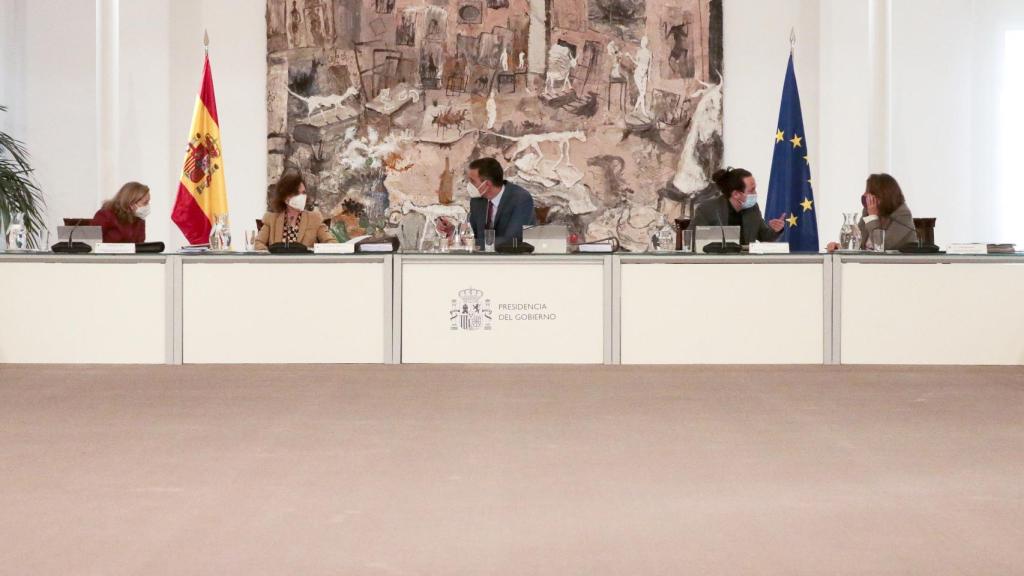 Pedro Sánchez, entre sus vicepresidentes, Nadia Calviño y Carmen Calvo; y Pablo Iglesias y Teresa Ribera.