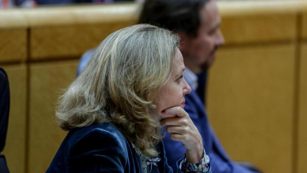 La vicepresidenta tercera, Nadia Calviño, con el vicepresidente segundo, Pablo Iglesias, en el Senado.
