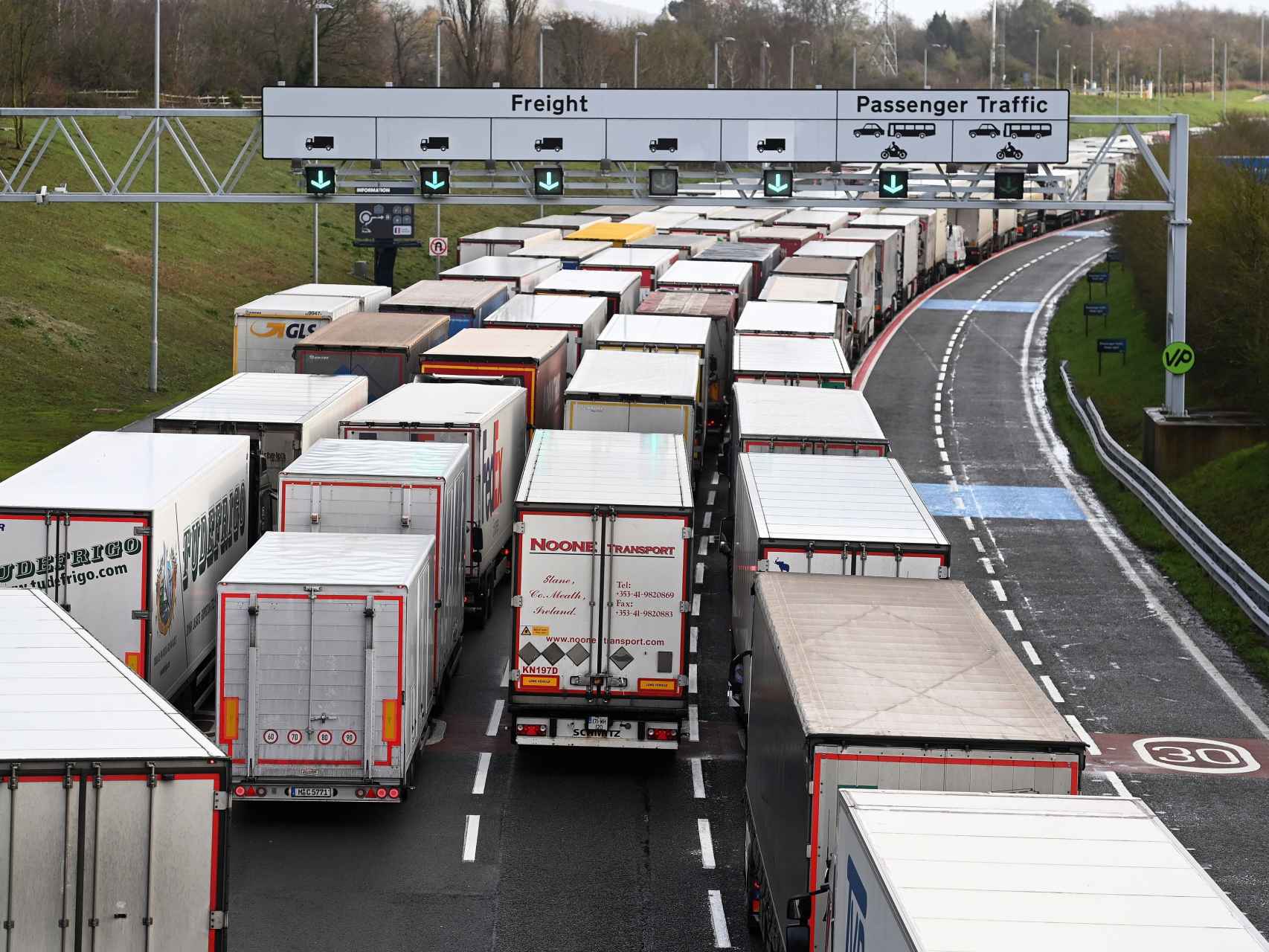 Miles de camiones se acumulan en el Eurotúnel.