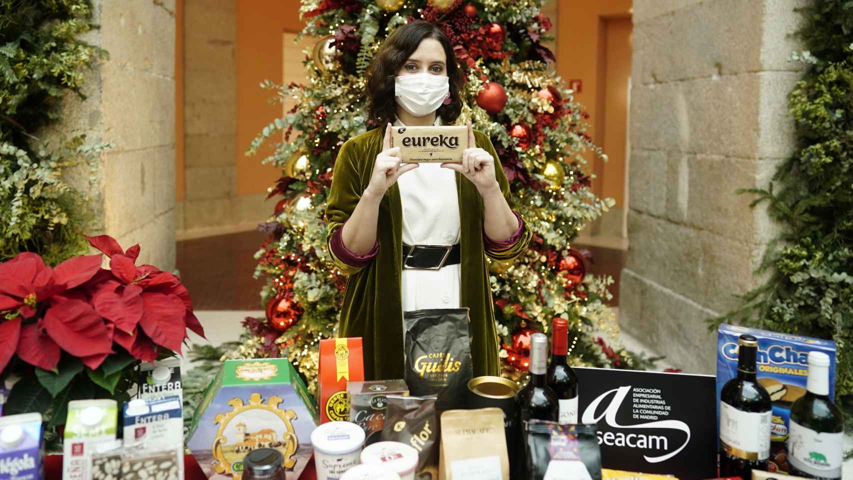 La presidenta de la Comunidad de Madrid, Isabel Díaz Ayuso, apoyando el consumo de productos locales.
