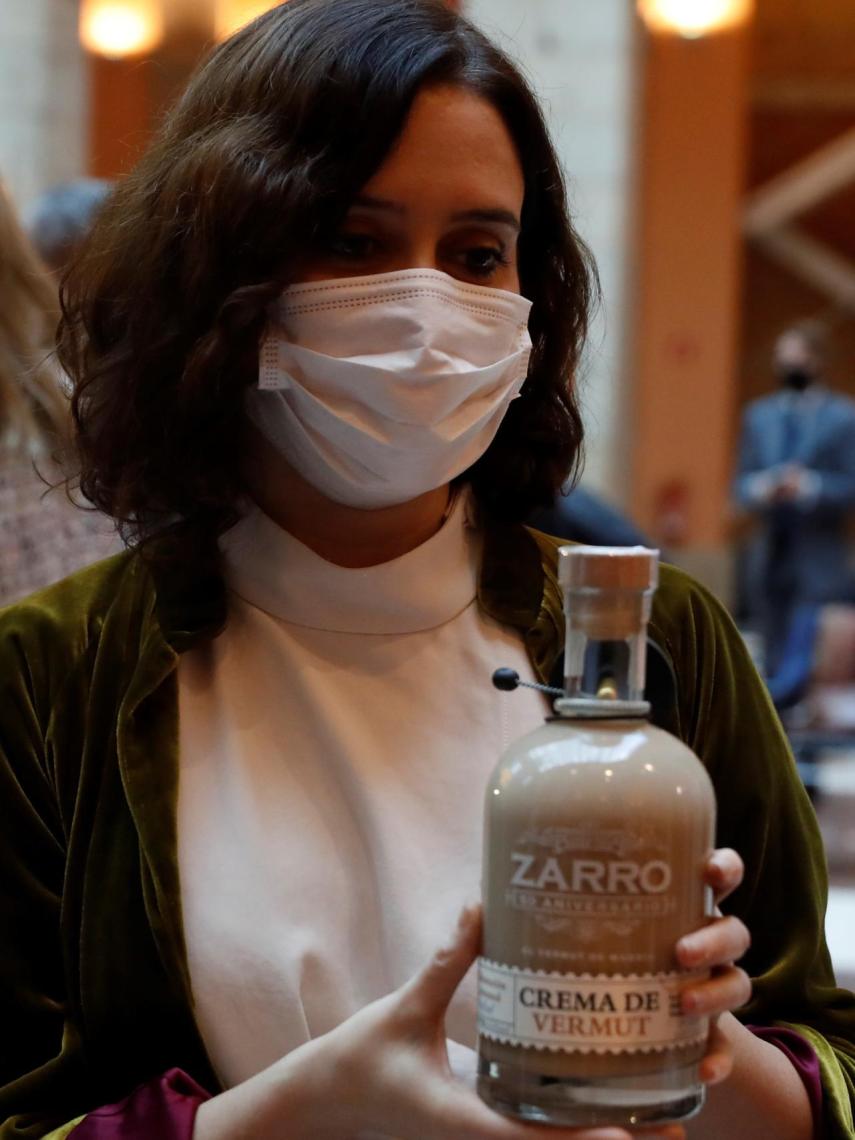 Díaz Ayuso, en una imagen con una botella de crema de vermut de la marca Zarro.