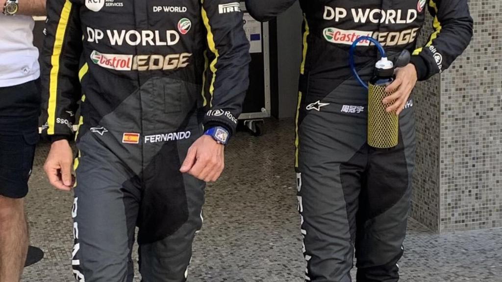 Fernando Alonso junto a Guanyu Zhou
