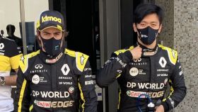 Fernando Alonso junto a Guanyu Zhou