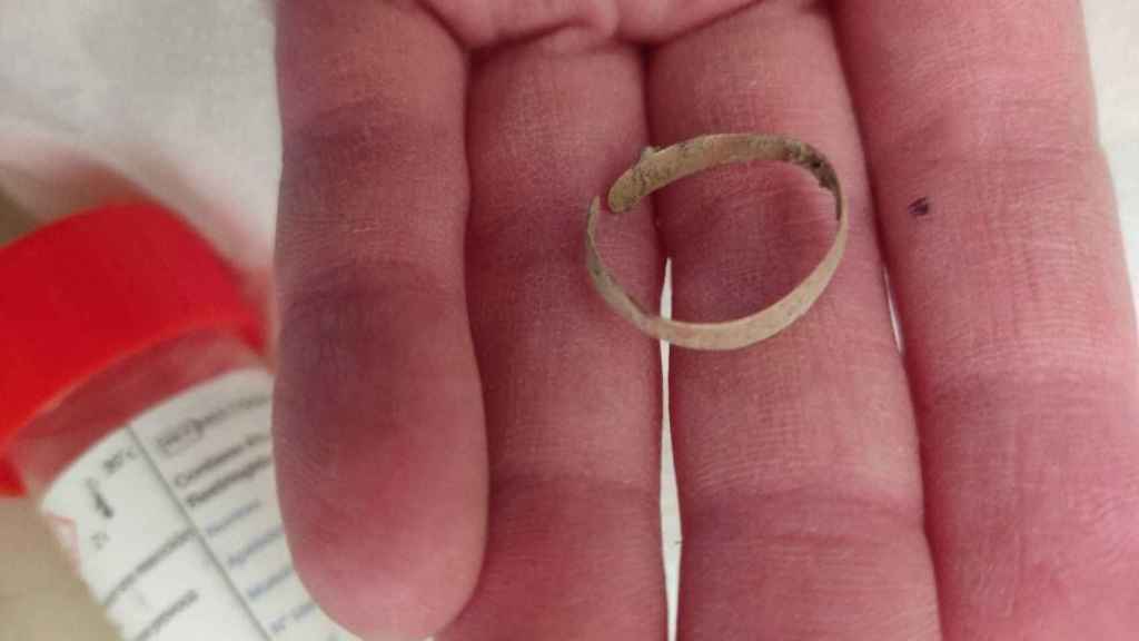 El anillo de oro encontrado en la exhumación de la fosa de las diez mujeres de Uncastillo.