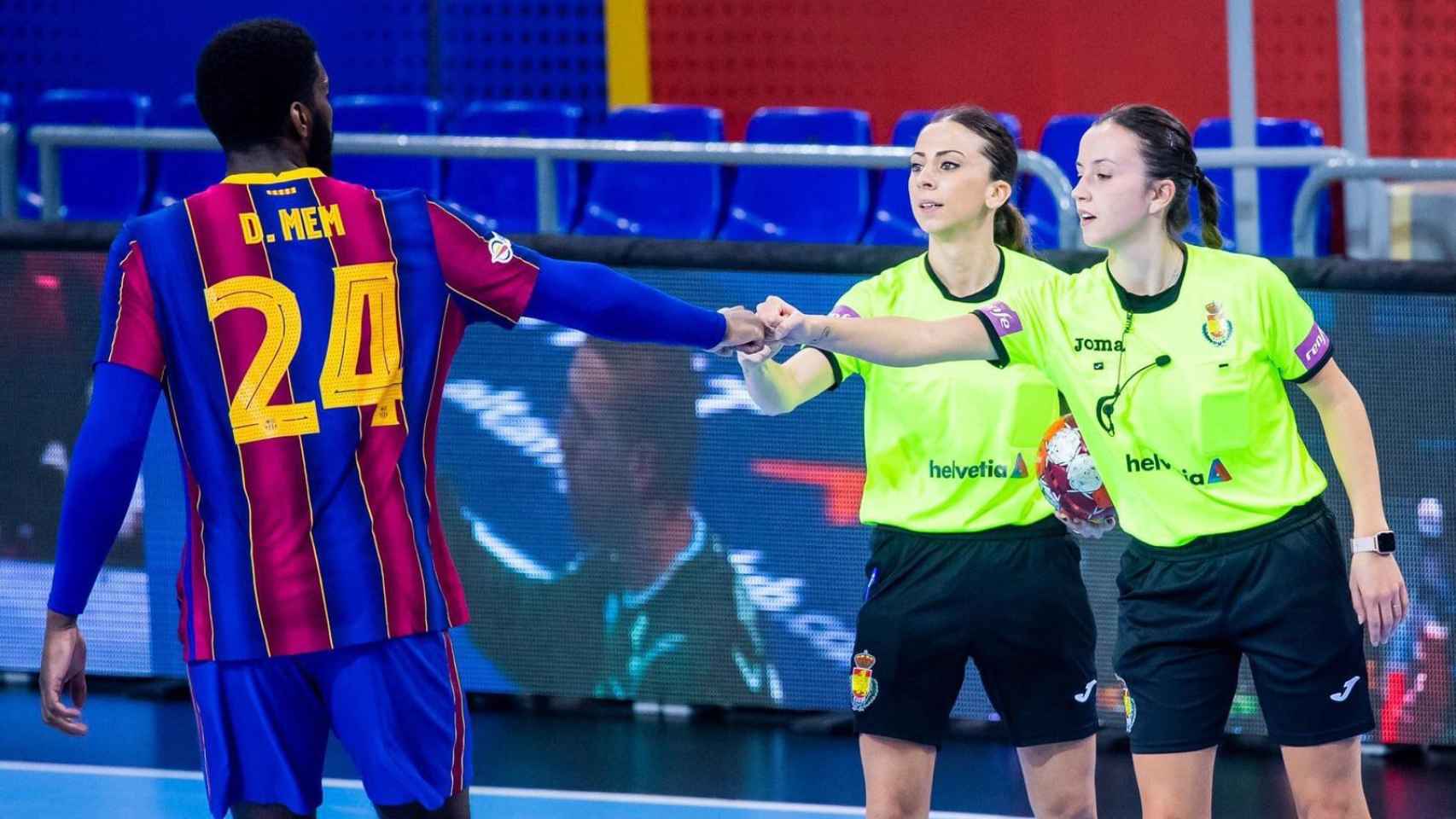Las colegiadas Tania Rodríguez y Lorena García saludan a un jugador del FC Barcelona