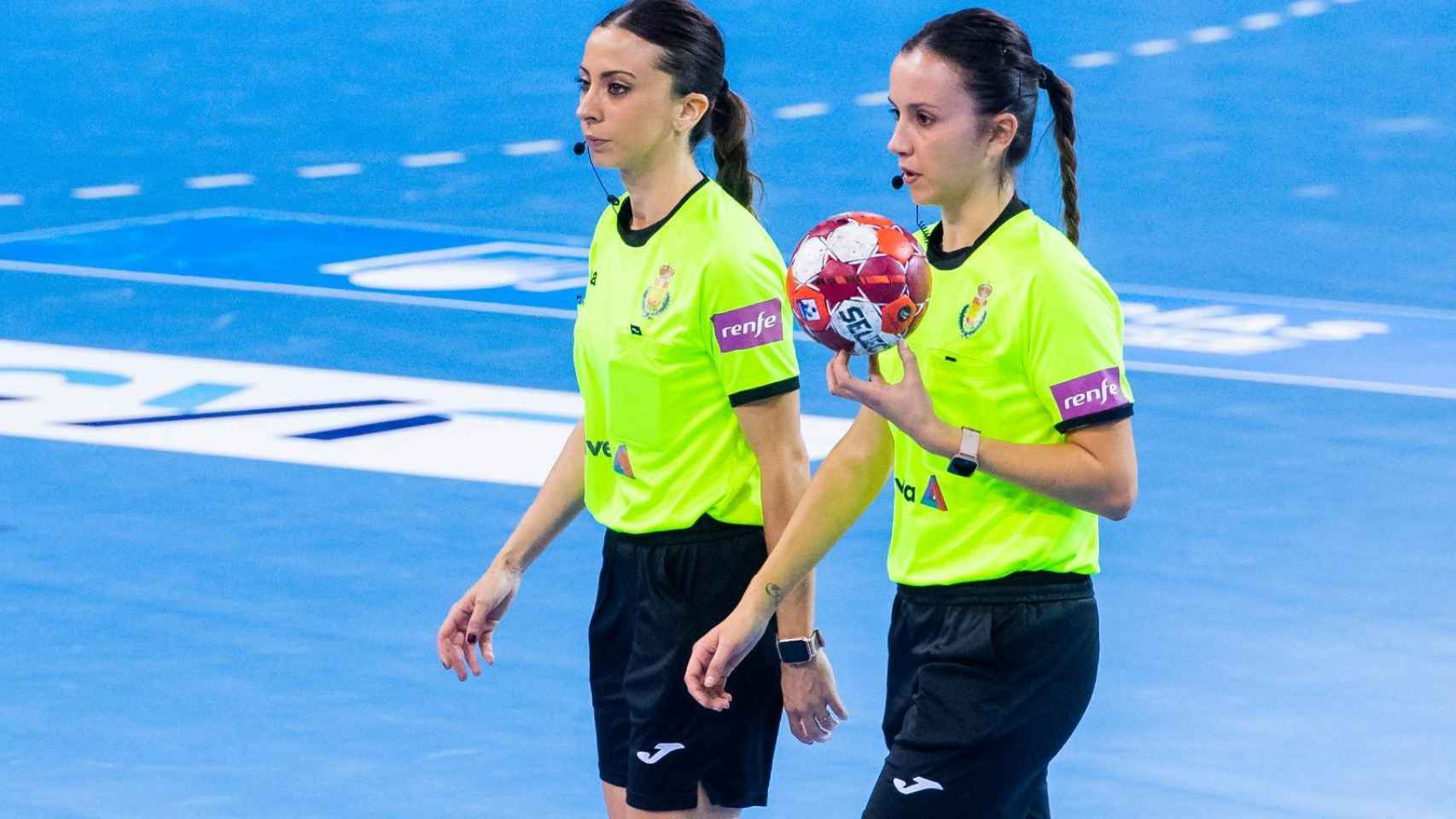 Tania Eodríguez y Lorena García, durante el partido de Liga ASOBAL