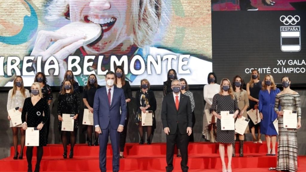 Pedro Sánchez, Alejandro Blanco y las homenajeadas en la Gala del COE
