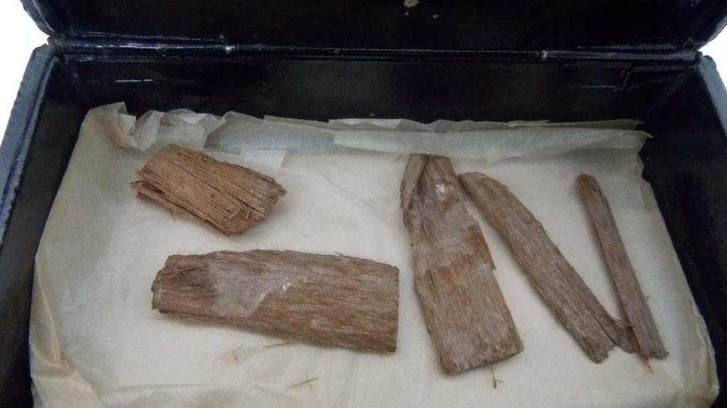 Los trozos de madera hallados en una caja de puros.