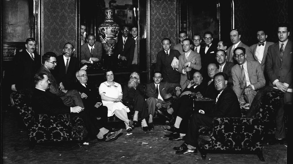 Valle-Inclán y Azaña, en el centro, en una tertulia en el Ateneo de Madrid en 1930.