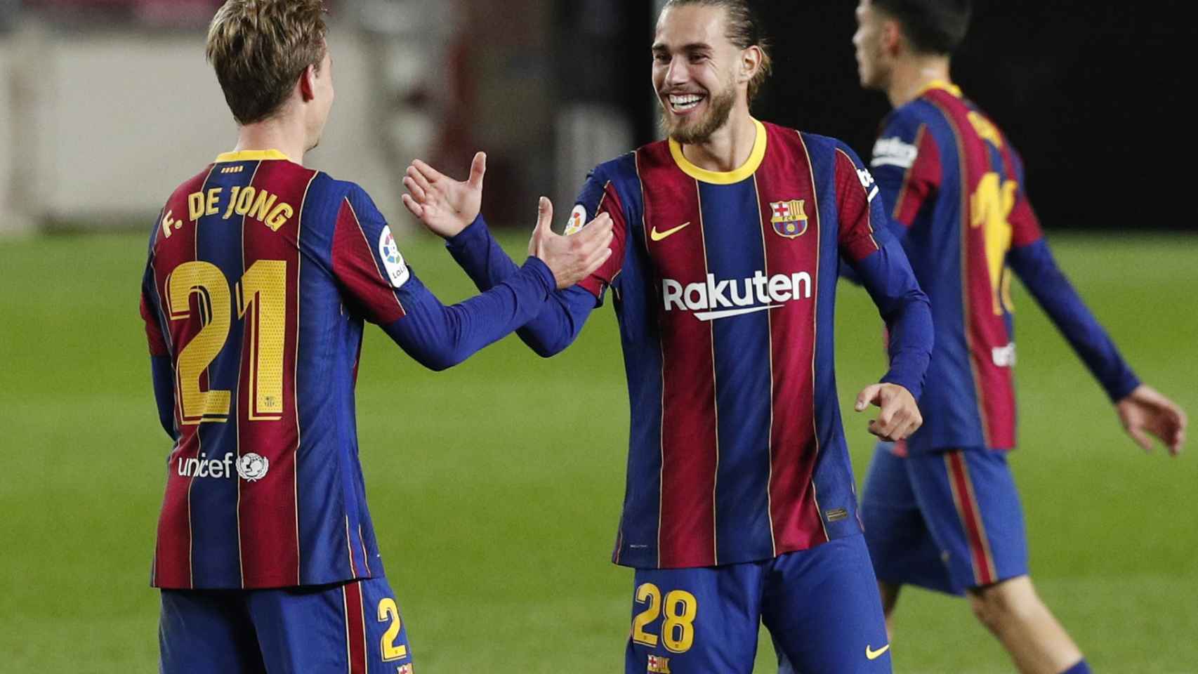 Óscar Mingueza felicita a Frenkie de Jong por su gol en el Barcelona - Real Sociedad de La Liga