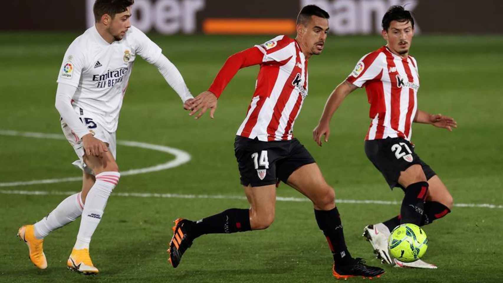 Fede Valverde ante Dani García y Unai Vencedor, en el Real Madrid - Athletic de La Liga