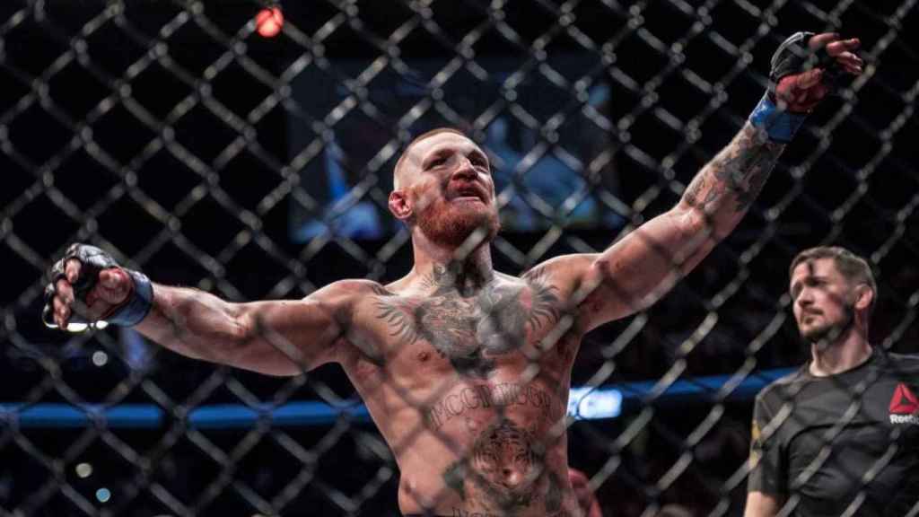 Conr McGregor celebra una victoria en la jaula de la UFC