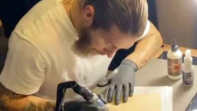 Sergio Ramos 'abandona' el fútbol para convertirse en tatuador