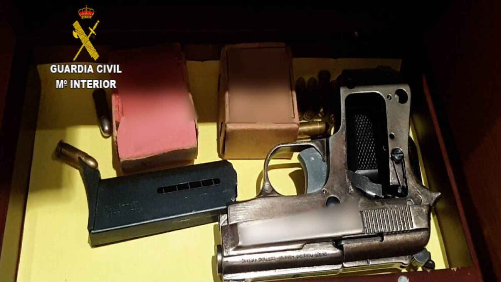 La Guardia Civil intervino una pistola con munición durante uno de los registros