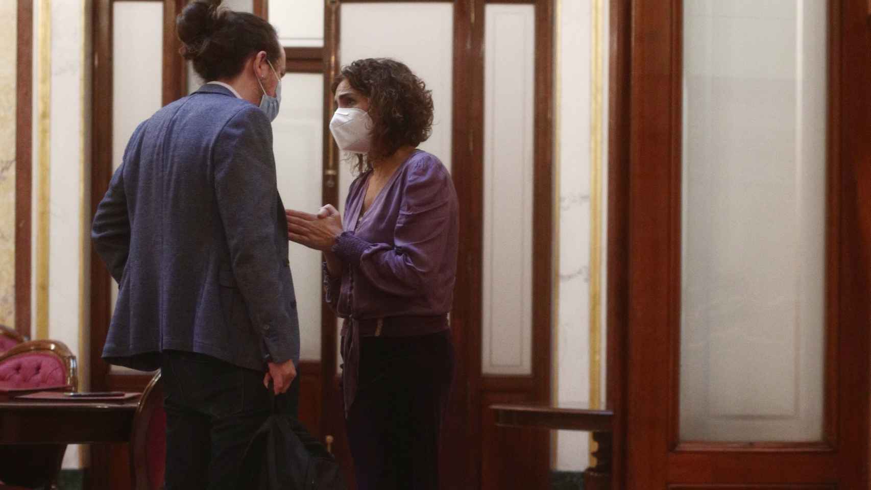 Pablo Iglesias y María Jesús Montero mantienen una conversación en los pasillos del Congreso.