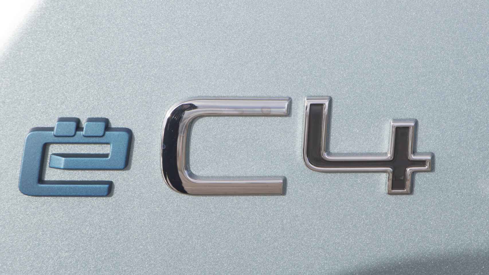 Emblema del nuevo Citroën ë-C4.