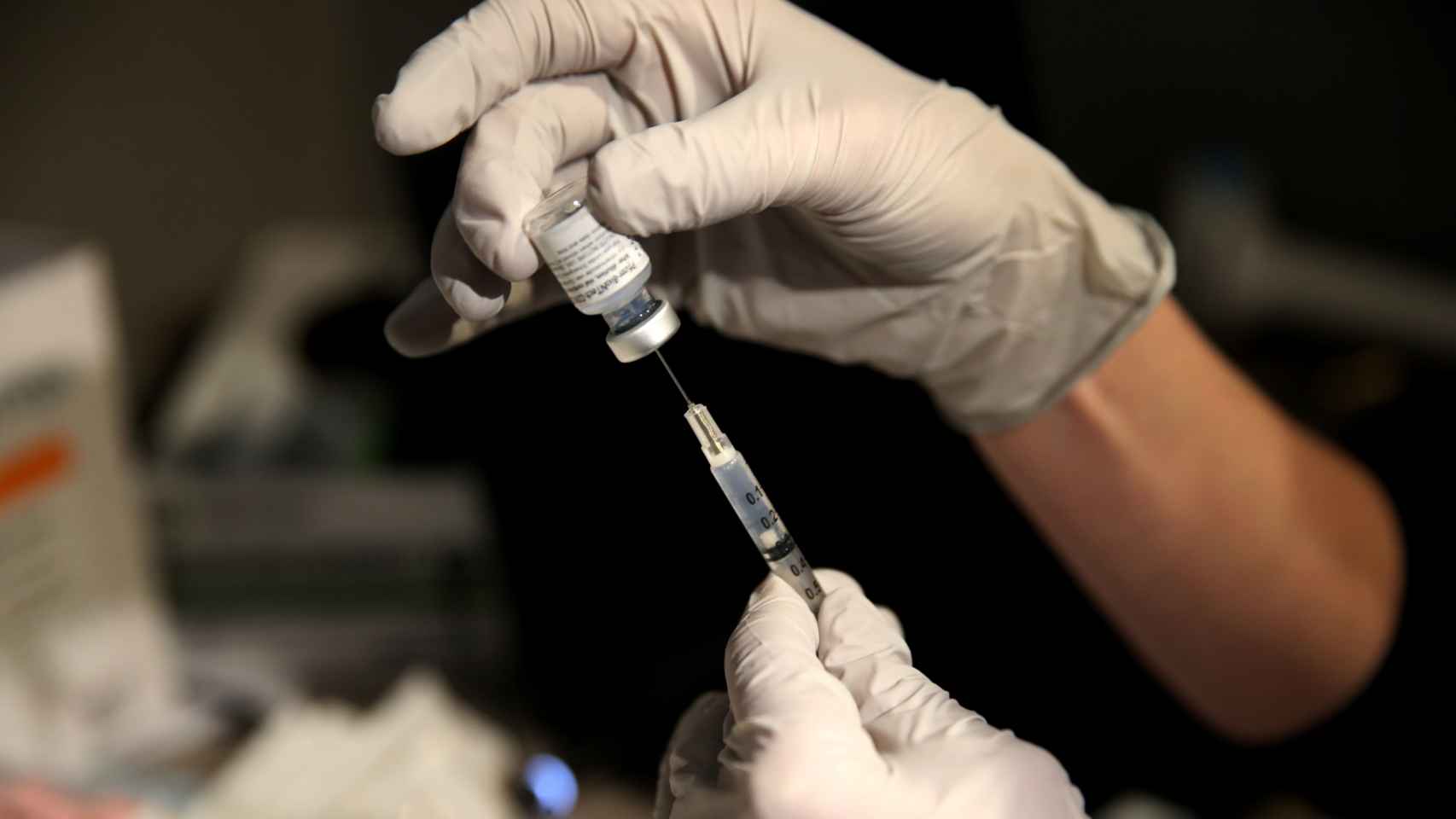 Un farmacéutico prepara las dosis de la vacuna de Pfizer.