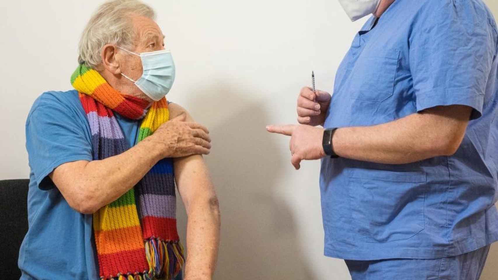 El actor Ian McKellen recibiendo la vacuna.