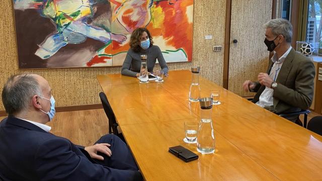 Irene Lozano junto a Javier Tebas, presidente de LaLiga, y Antonio Martín, presidente de ACB