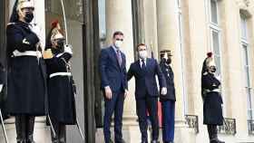 Pedro Sánchez, recibido por Emmanuel Macron en el Palacio del Elíseo, el lunes 13 de diciembre de 2020.